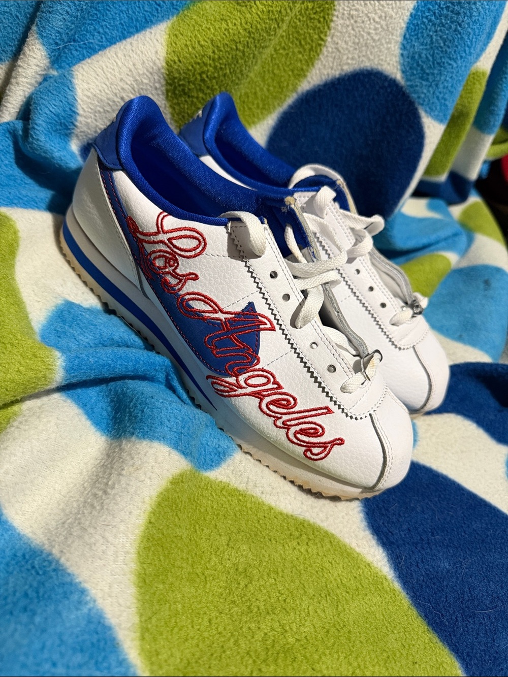 Nike White Kids Sneakers with Blue Accents and Red Script 'Los Angeles'